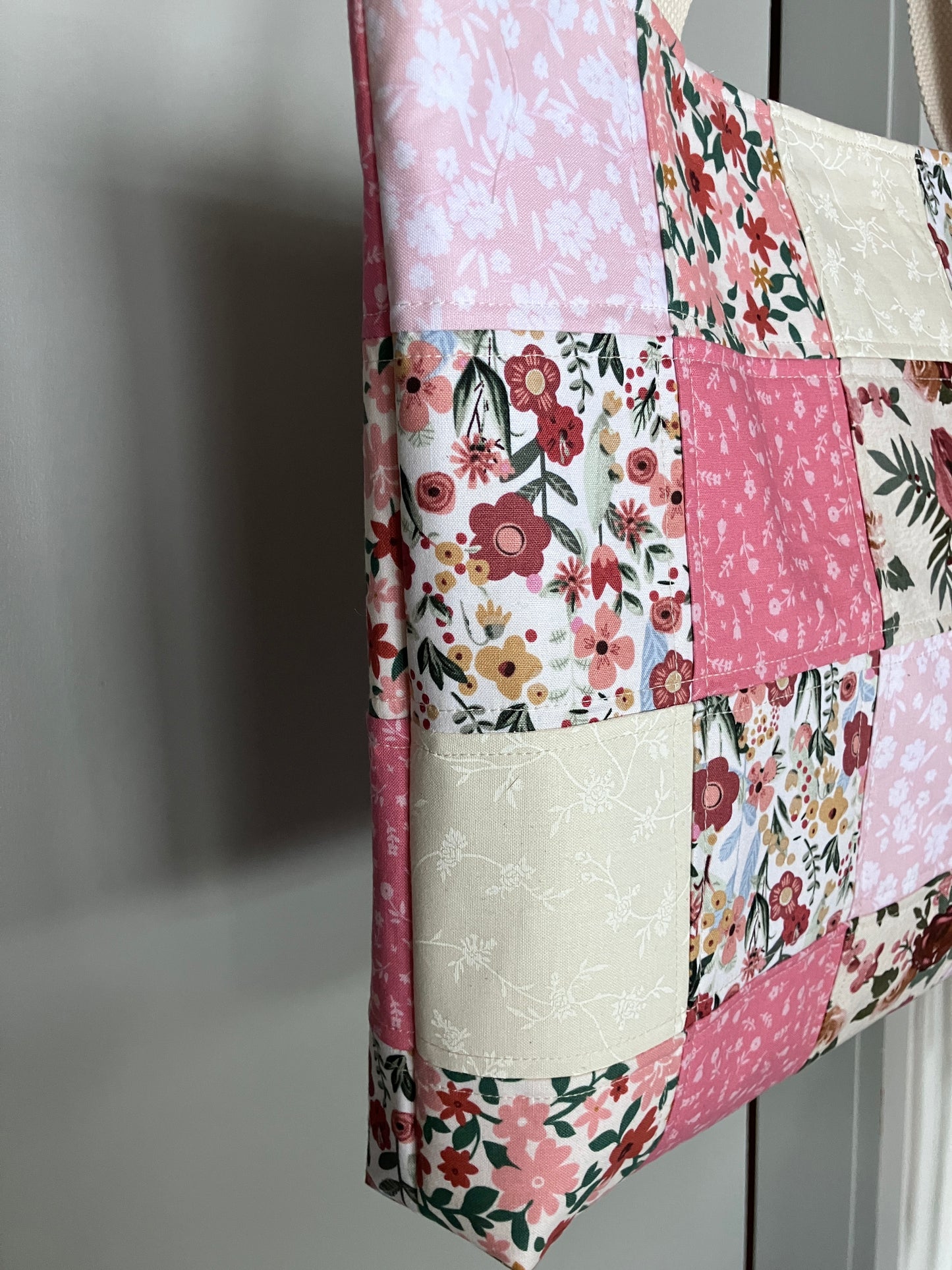 Quilted tote bag in Salmon and Pinks